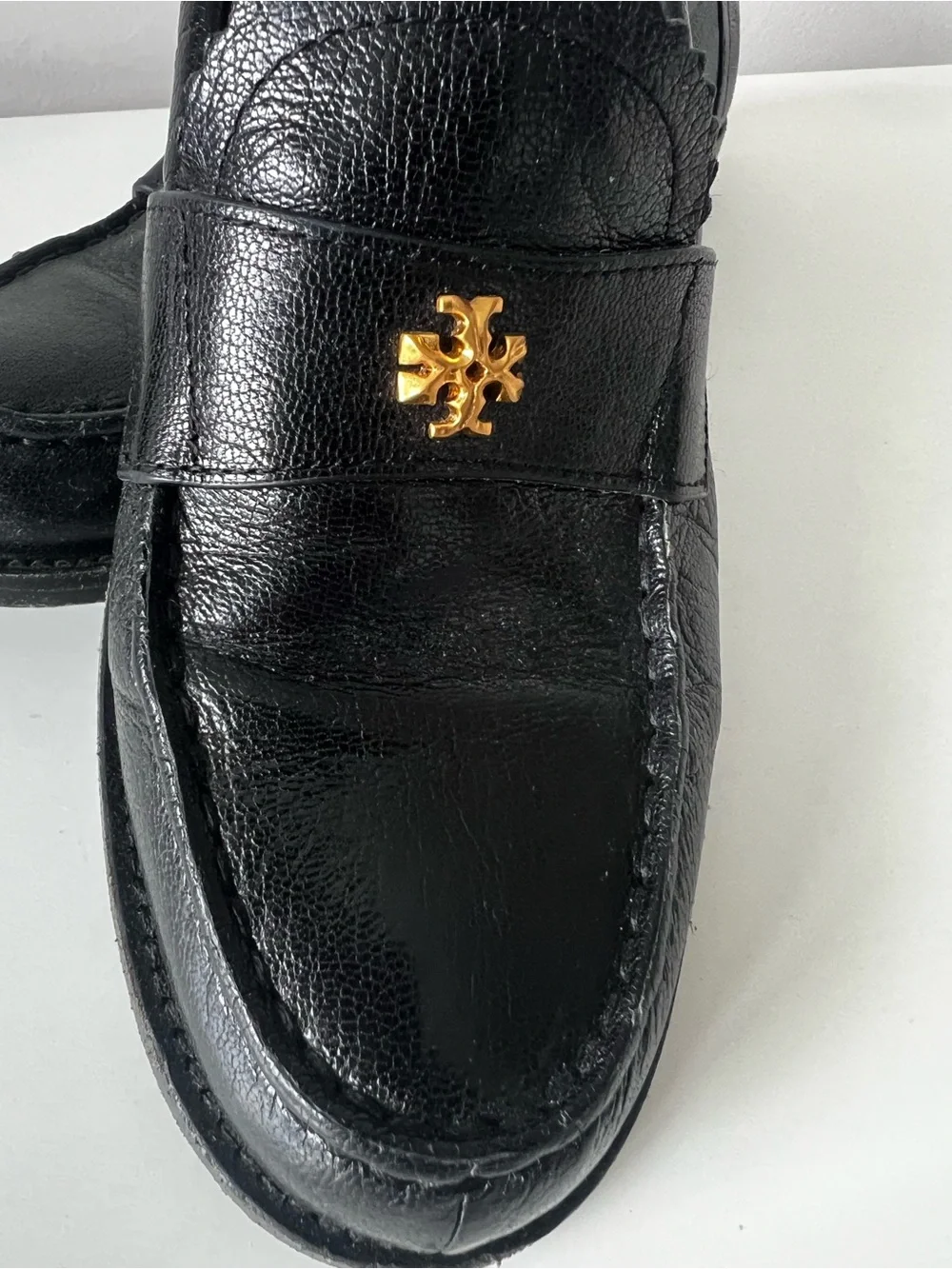 Tory Burch Black Leather Penny Loafers with Gold Logo size 6,5-7